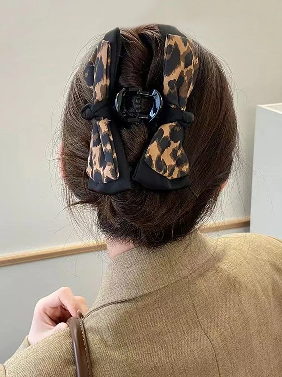 1pc elegant classic stylish leopard print element hair claw, double-layer fabric leopard print bow hair claw shark clip