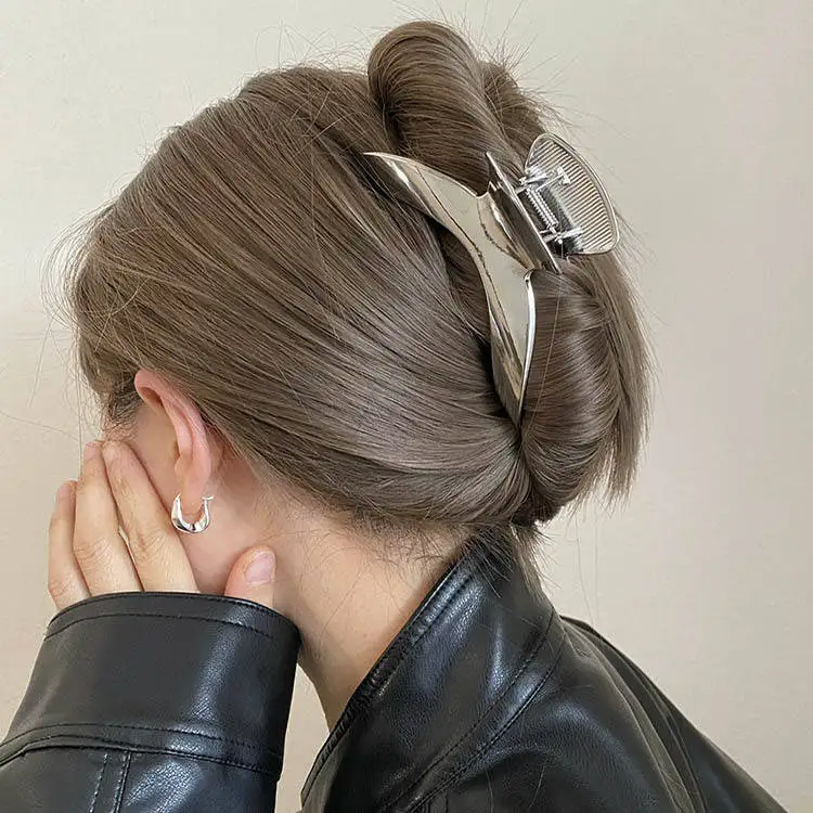 Summer New Arrival Metal Minimalist Style Curved Hair Claw Geometric Versatile Fashion Back-Head Bun Shark Clip Hair Accessory