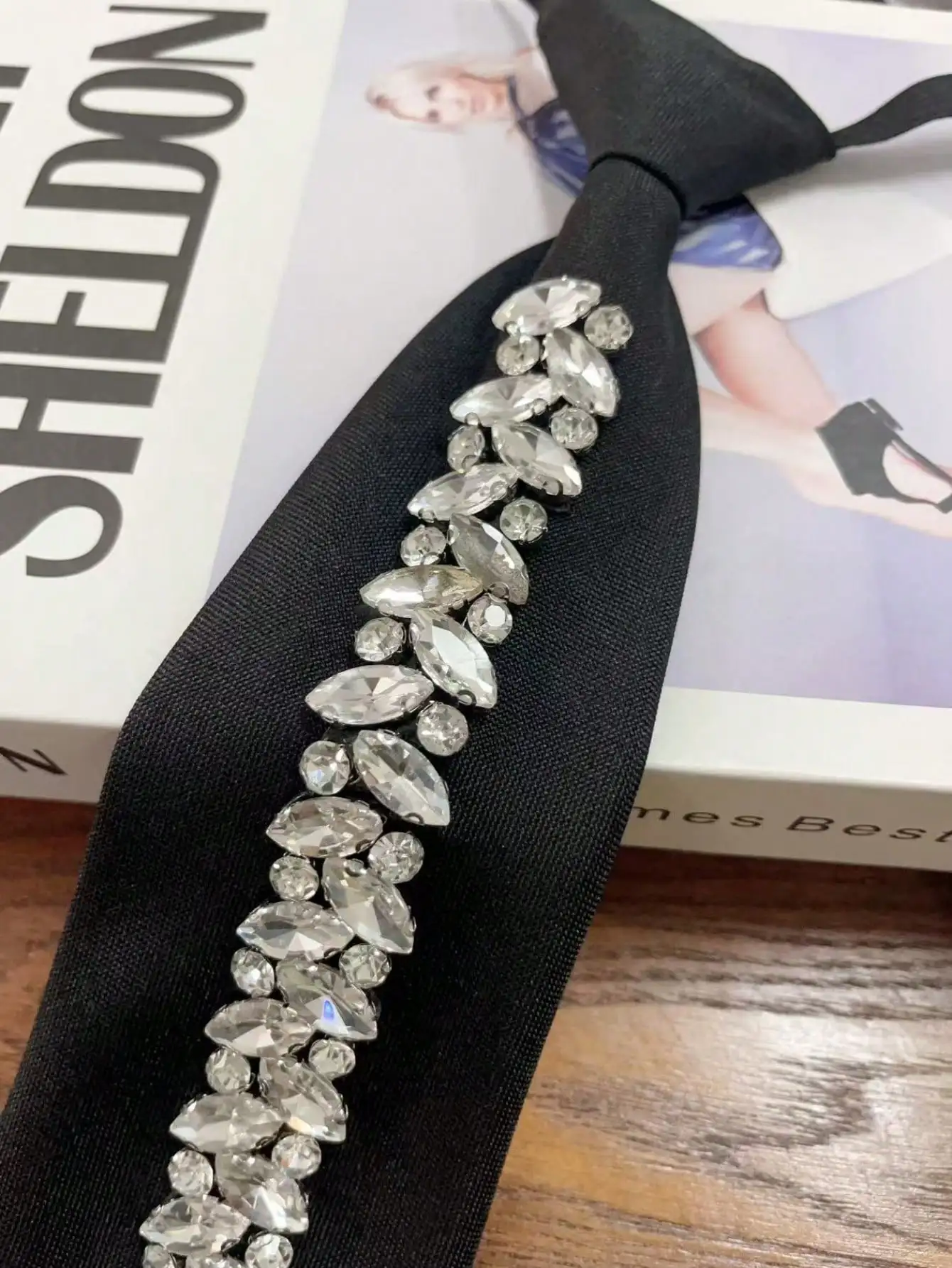 An Original, Niche Design, Shiny and Elegant Tie with Rhinestone Embellishments, Adjustable, Suitable for Spring and Summer, for Girls and Women to Wear with Dates, Shirts, Parties, and Festivals