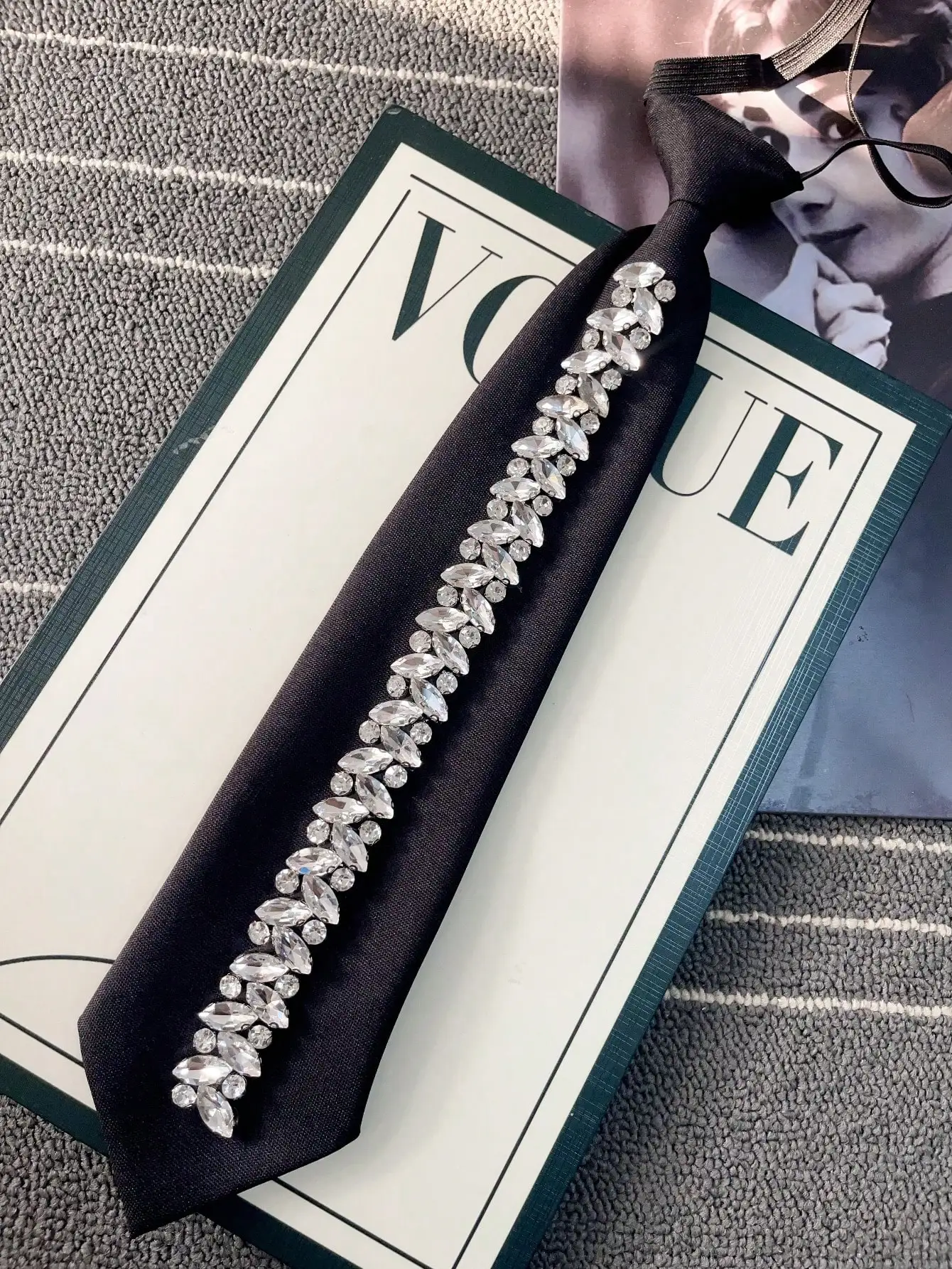 An Original, Niche Design, Shiny and Elegant Tie with Rhinestone Embellishments, Adjustable, Suitable for Spring and Summer, for Girls and Women to Wear with Dates, Shirts, Parties, and Festivals