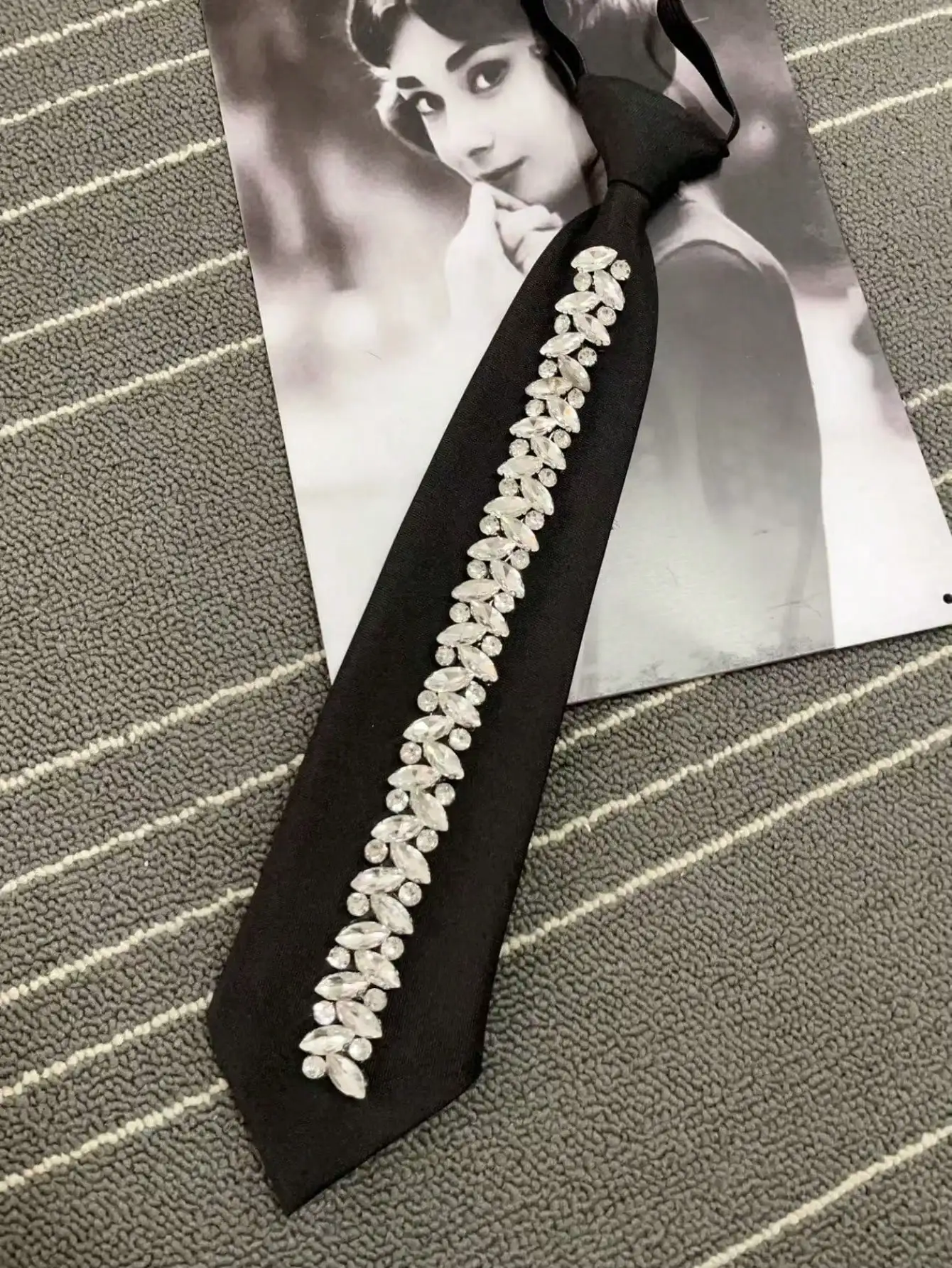 An Original, Niche Design, Shiny and Elegant Tie with Rhinestone Embellishments, Adjustable, Suitable for Spring and Summer, for Girls and Women to Wear with Dates, Shirts, Parties, and Festivals