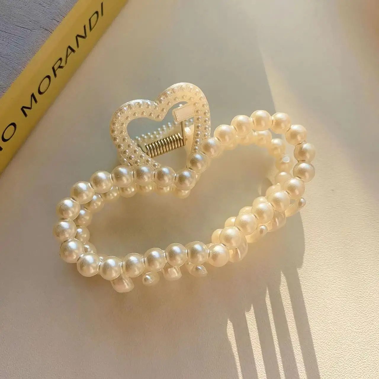 1Pcs Large White Pearl Hair Claw Clips for Women Girls Non Slip Hair Clamp Fashion Hair Accessories Headwear for Party Wedding