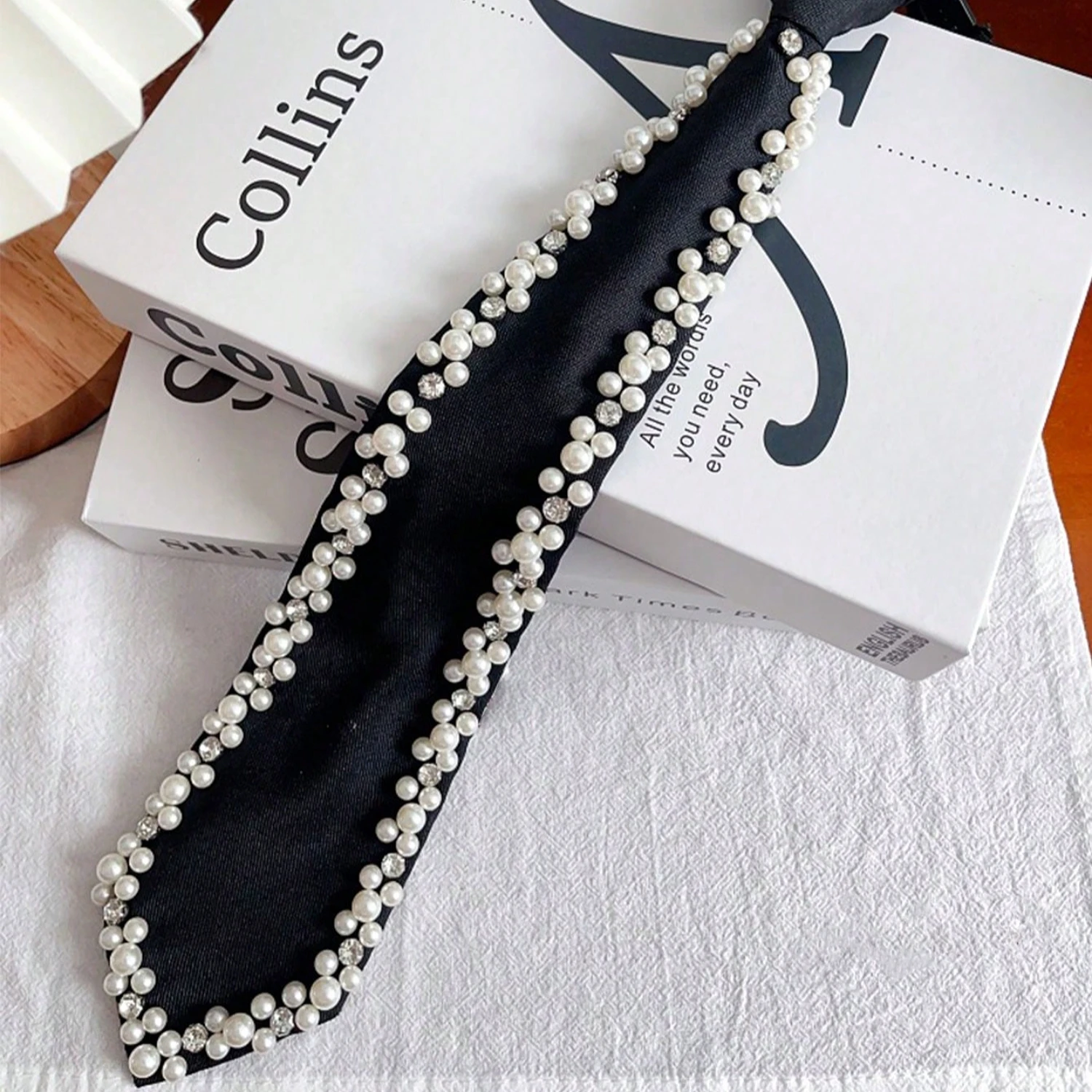 One Piece of Women's Pearl Tie. It Is Suitable for Girls and Ladies to Wear During Festivals, Parties, and in Daily Life. It's a
