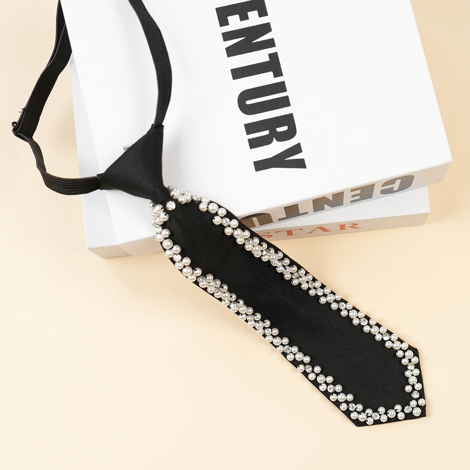 One Piece of Women's Pearl Tie. It Is Suitable for Girls and Ladies to Wear During Festivals, Parties, and in Daily Life. It's a