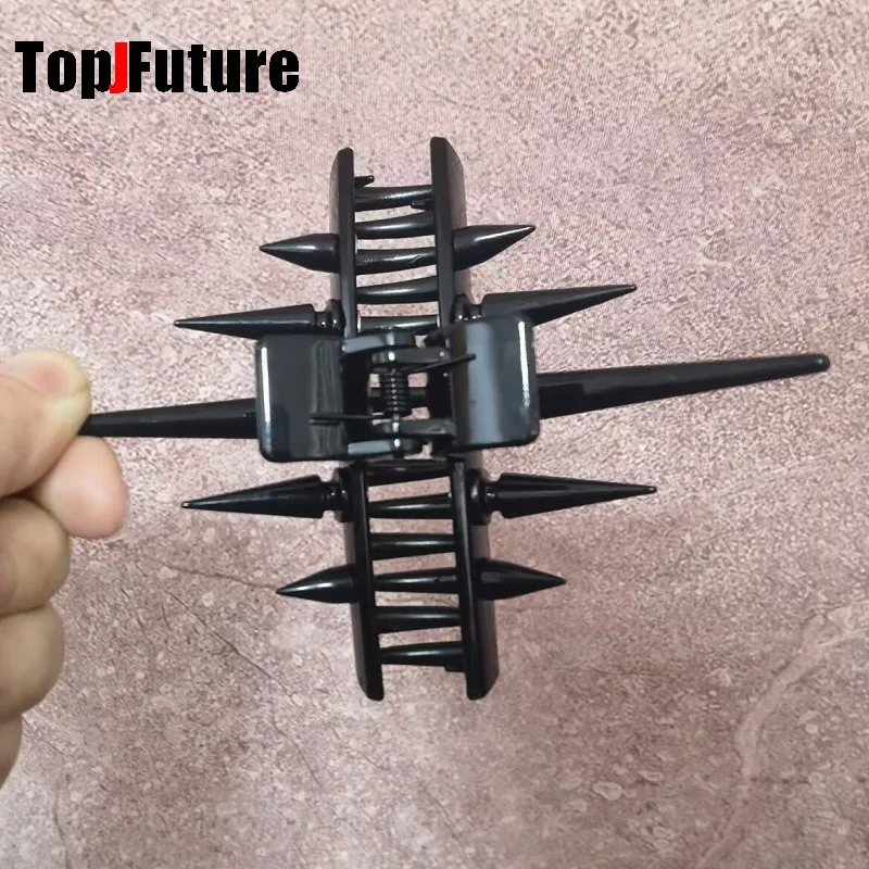 Women Y2K girl Harajuk Gothic lolita cosplay Grasp Clip spike horn Oval Hollow rivet Grasp Hair Crab Hair Accessories claws