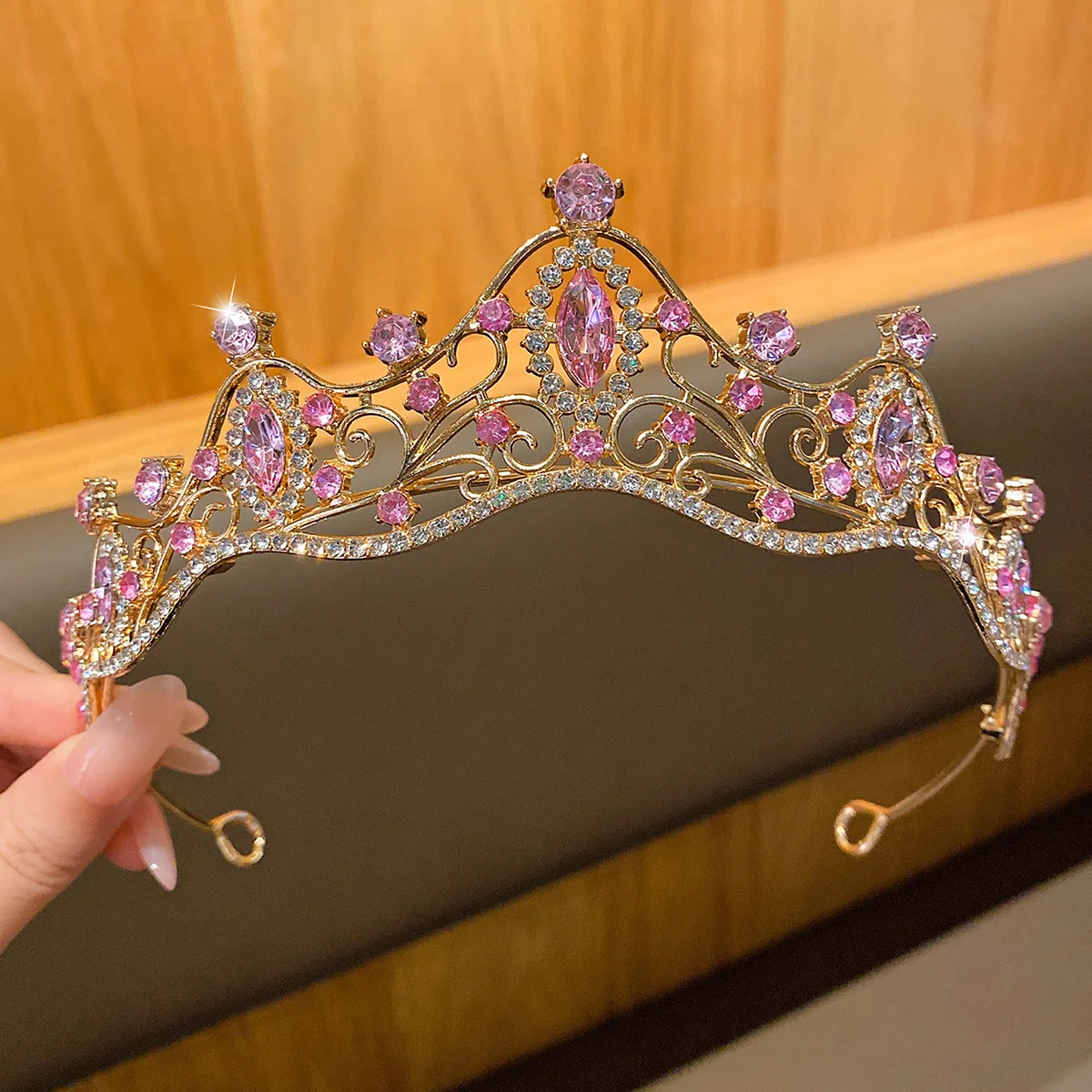 1 large crown fashionable crown headband suitable for performances and birthdays as a hair accessory