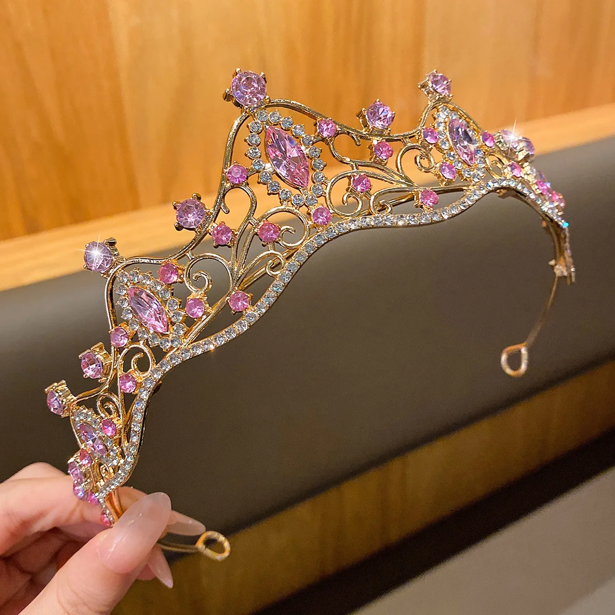 1 large crown fashionable crown headband suitable for performances and birthdays as a hair accessory