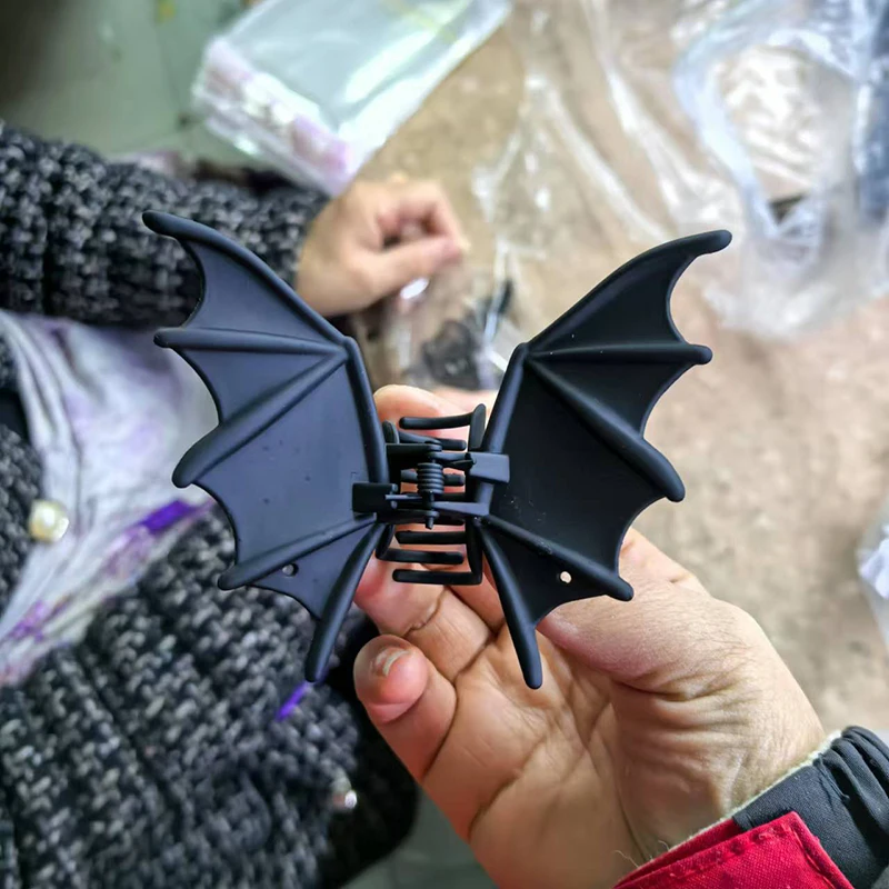 1 Piece Halloween Hair Accessories Metal Bat Hair Clips Black Color Cute Fashion Shark Clip For Women Girl Headwear Gifts