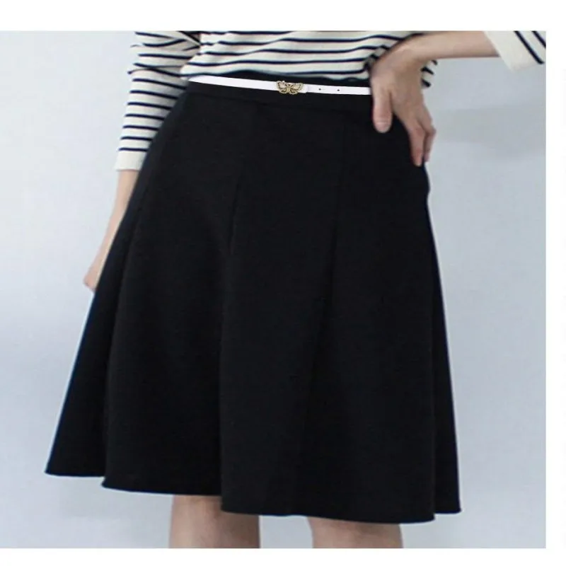A Small Waist Belt with a Butterfly Buckle, Suitable for Dresses, Shirts and Jeans. It's a New Summer Style That Cinches the Wai