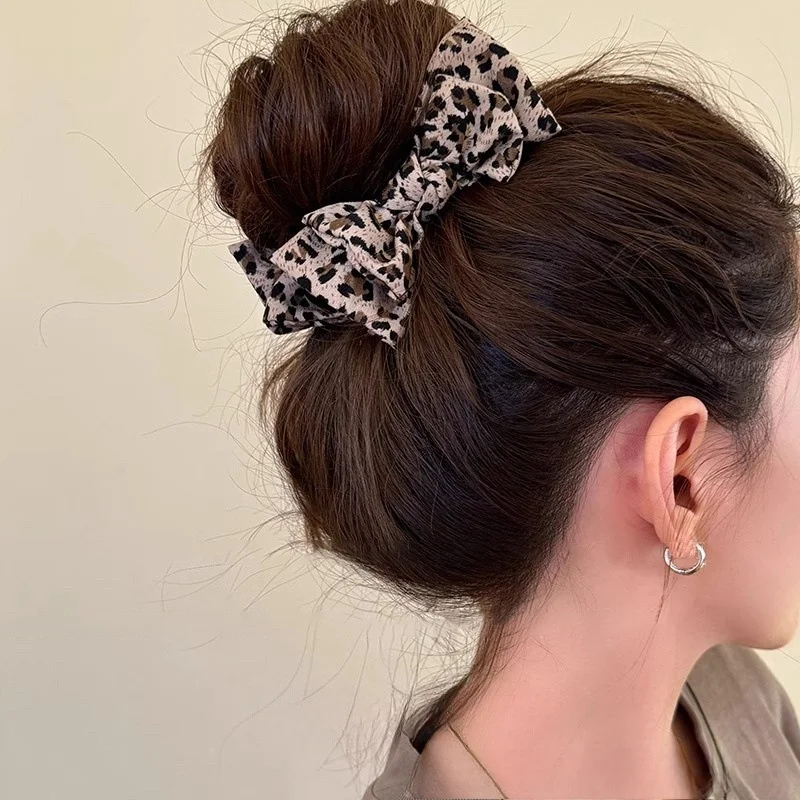 1pc Leopard Bow Hairpin - Retro, Fashionable Fabric. Fixed Hair Shark Clip Ideal for All Hairstyles, Dating & Daily Wear