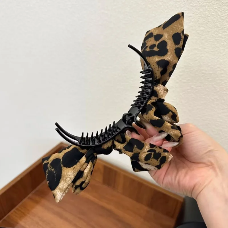 1pc Leopard Bow Hairpin - Retro, Fashionable Fabric. Fixed Hair Shark Clip Ideal for All Hairstyles, Dating & Daily Wear