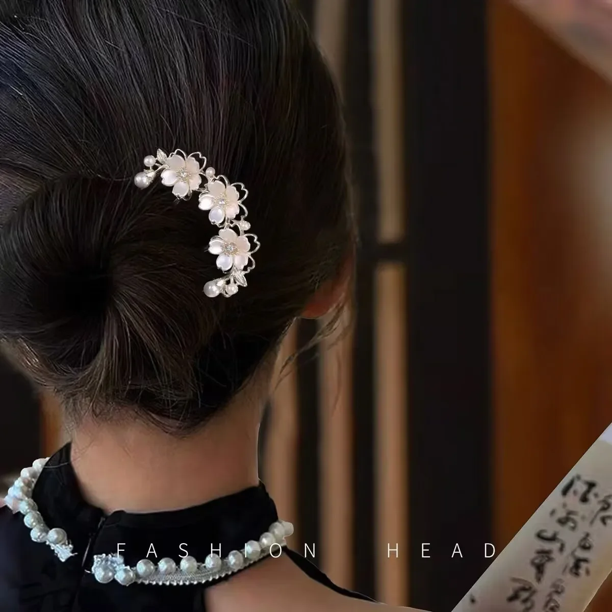 Pearl Flower Wavy Hair Combs for Women Elegant Forest Style U-shaped Hairpin High-end Metal Bun Head Hair Clasp
