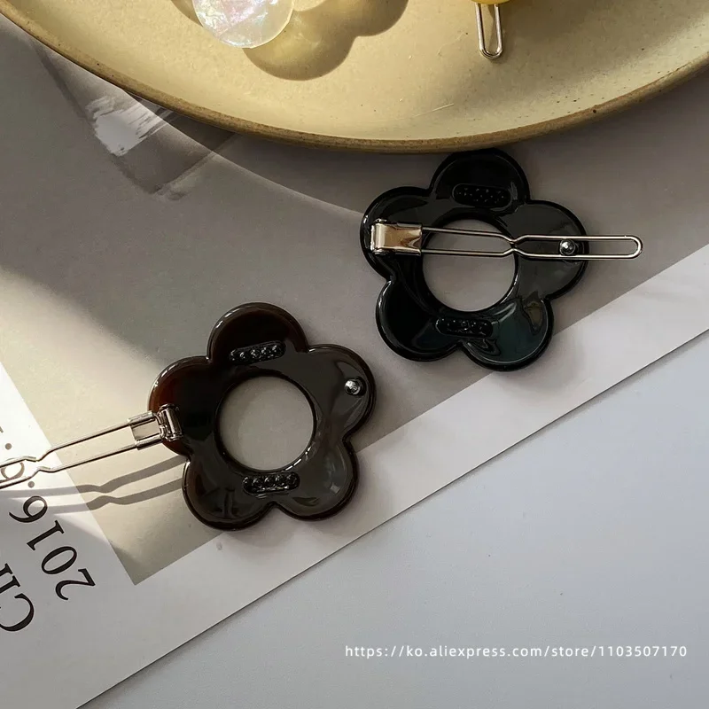 Cute little flower~Korean France's small bangs clip French minimalist edge clip with broken hair clip looks great