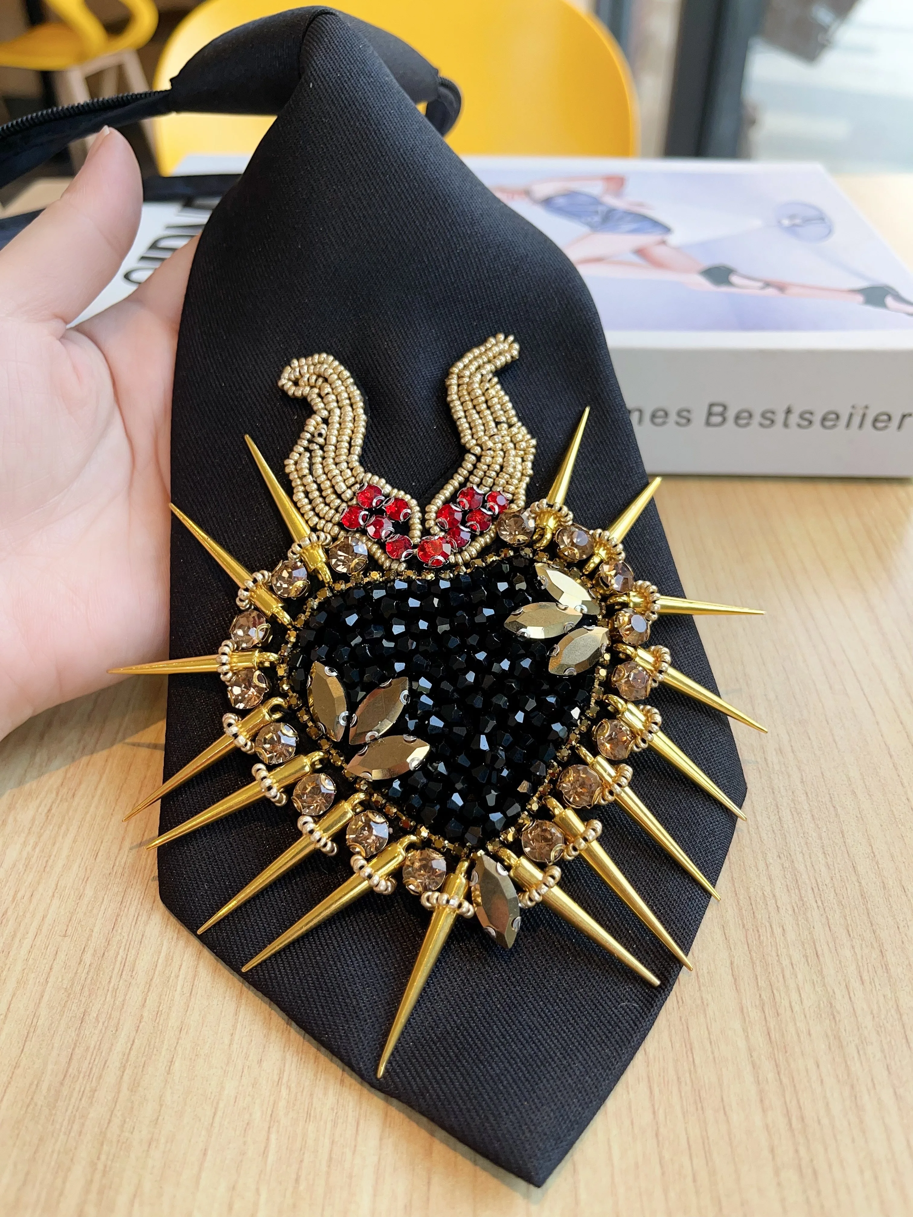 Women's Black Heart-Shaped Horn-Shaped Rice Bead and Rhinestone Embellished Tie, a Sparkling and Elegant Neck Accessory with a Thoughtful Design, Perfect for Banquets, Dinners, and Workplace Outfits
