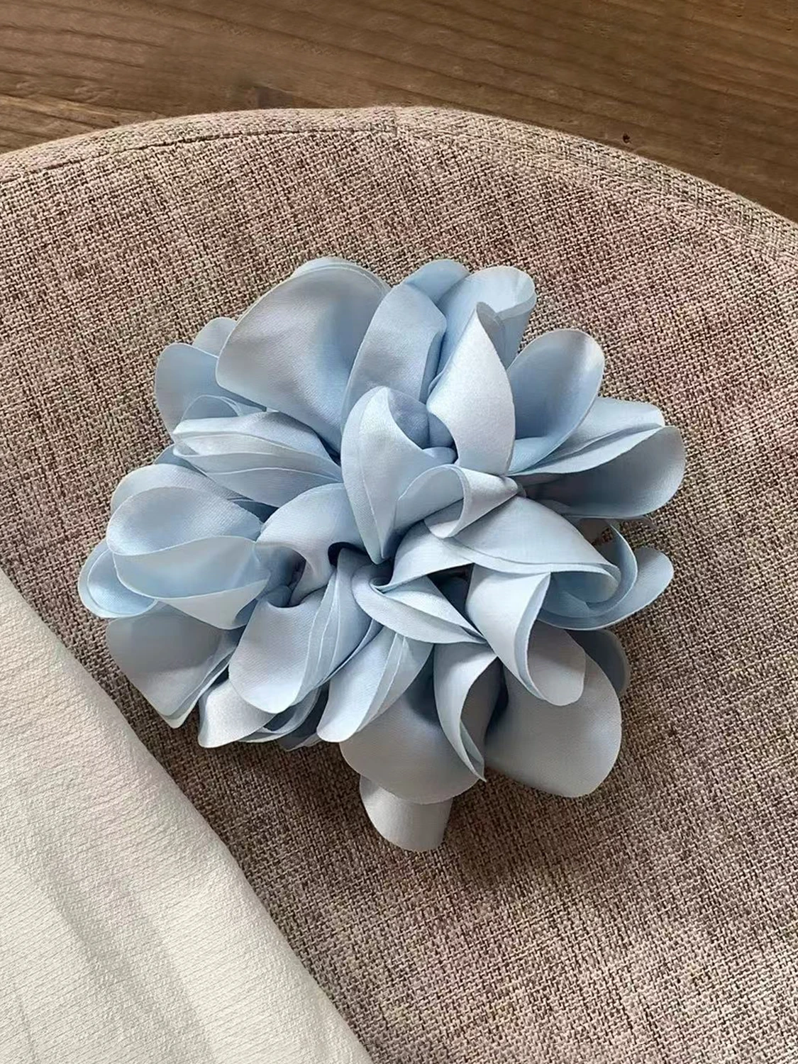 1pc Korean temperament petal bud large intestine scrunchie, female ball head flower head rope hair ornament