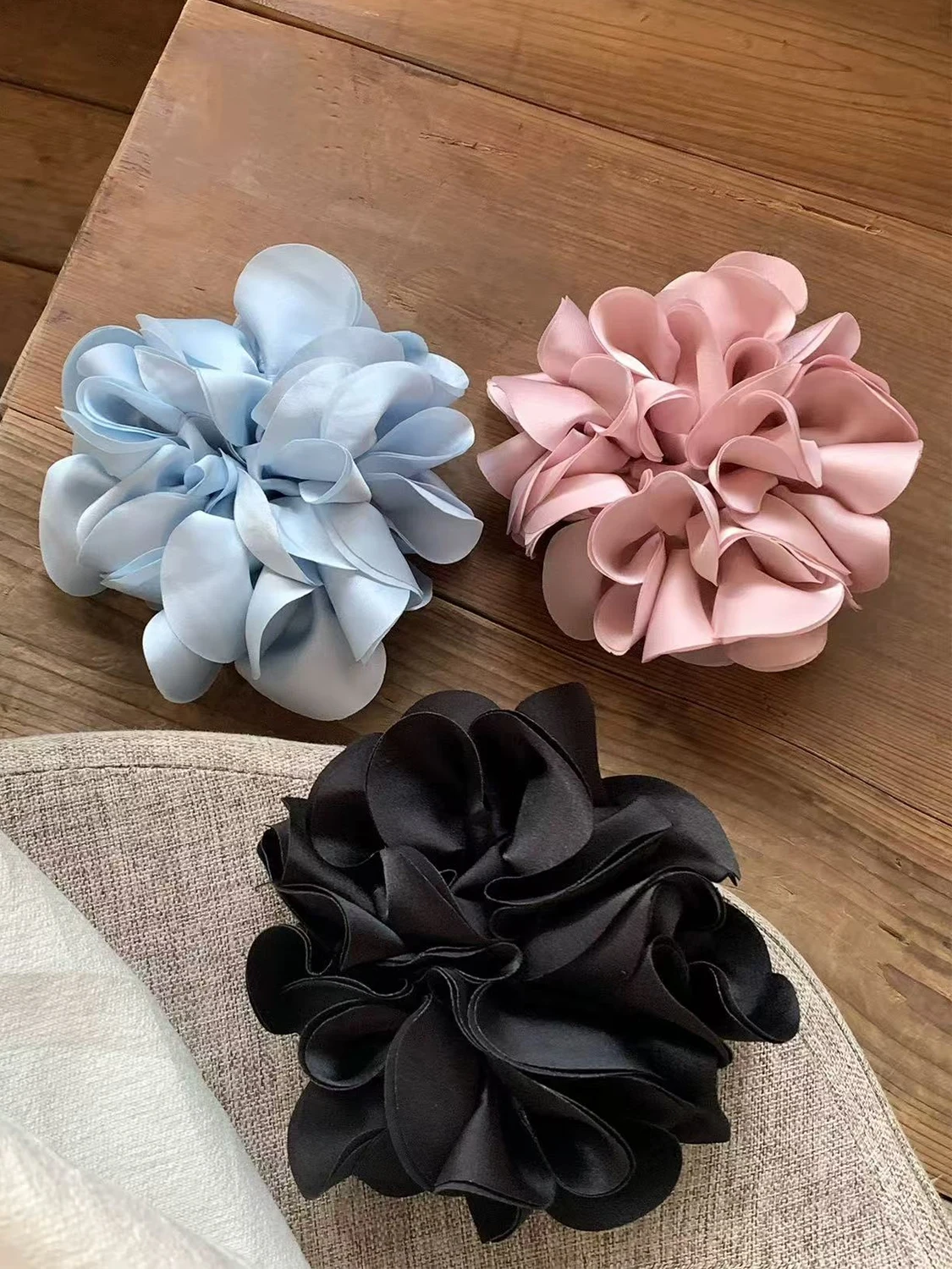 1pc Korean temperament petal bud large intestine scrunchie, female ball head flower head rope hair ornament