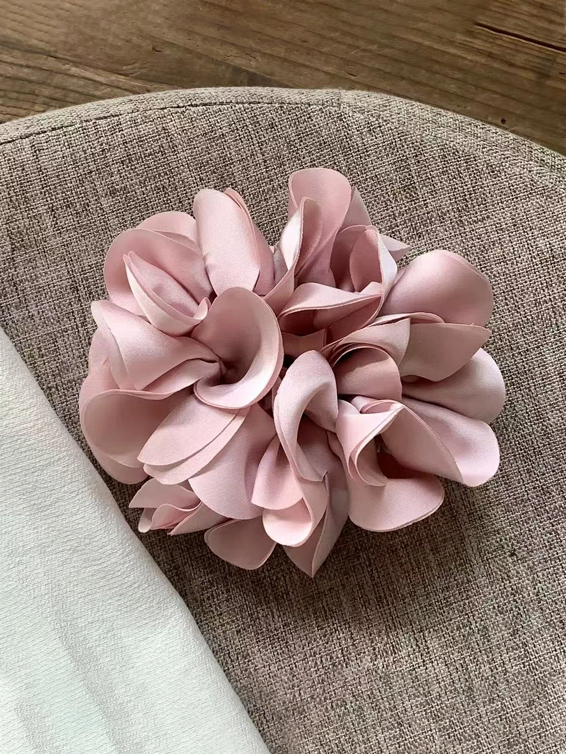 1pc Korean temperament petal bud large intestine scrunchie, female ball head flower head rope hair ornament