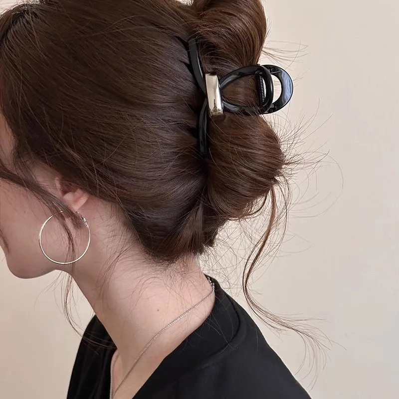 1PC Metal Label Black Large Hair Claw for Women, 2025 New Stylish High-End Back Hair Clip, Elegant Shark Clip Hair Accessory
