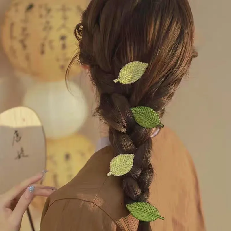 4-Piece Set of Forest-Style Green Embroidered Leaf Hair Clips, Beautiful and Simple Fairy Stage Performance Photography Women's Hair Accessories