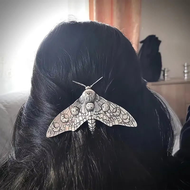 Creative, niche and Retro Insect Hair Clips, Moths on the Back of the Head, Spring Clips, Top Clips, Girls' Accessories