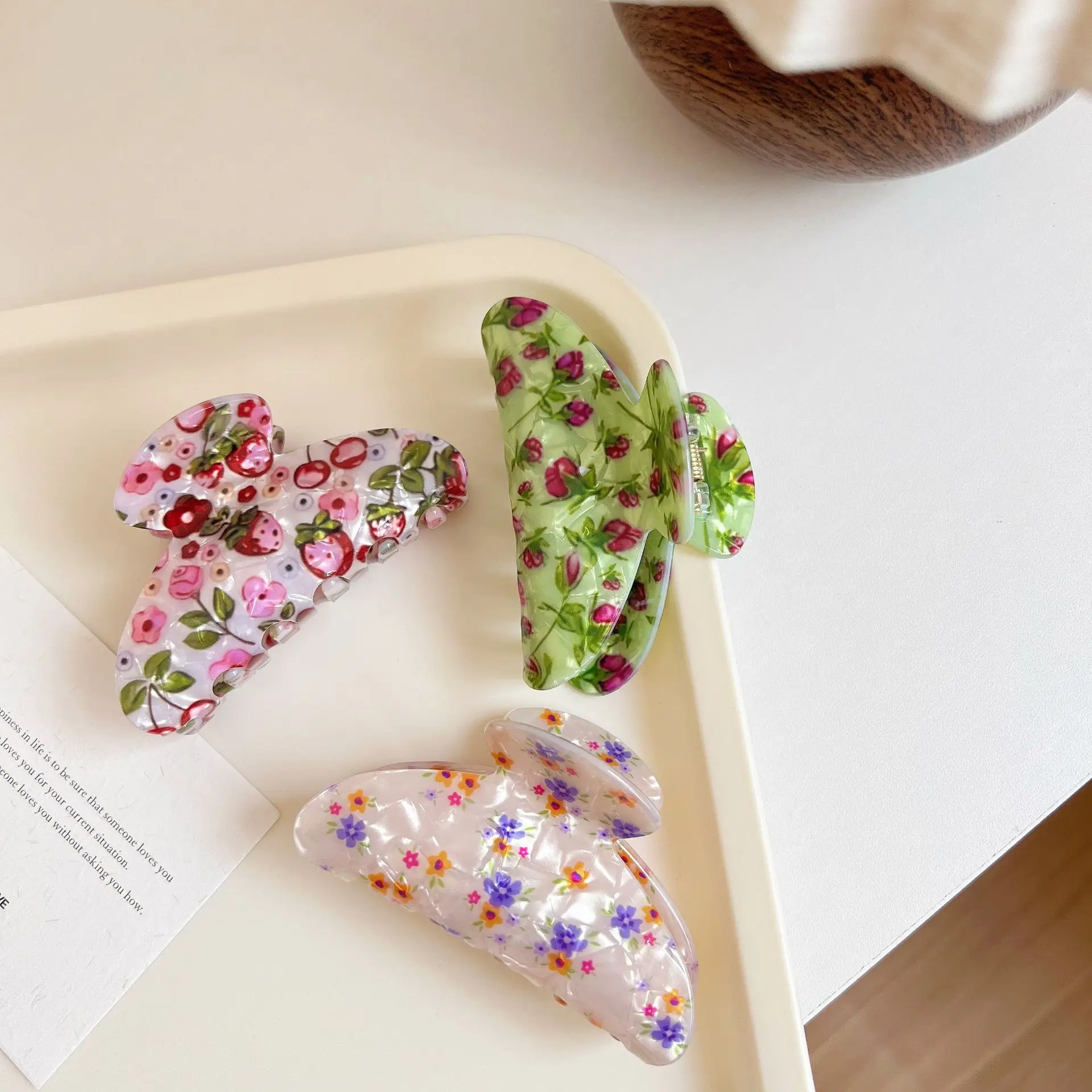 1/3pcs New printed acrylic clip with retro floral beauty, shark clip with fashionable and elegant hair style