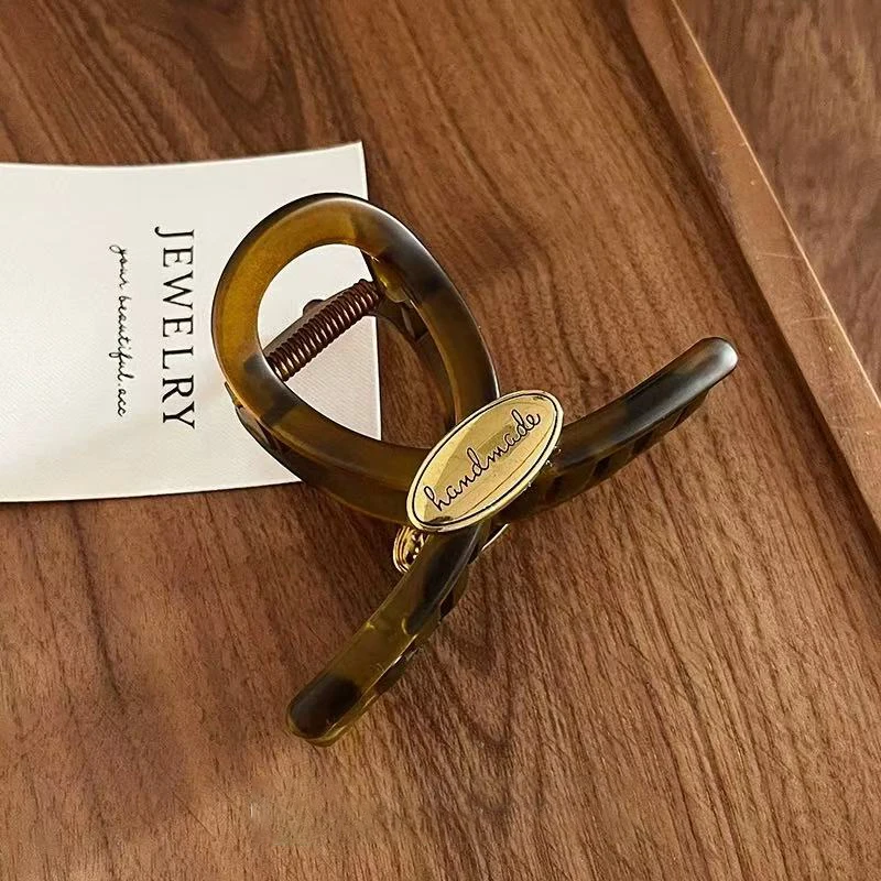 1pc Elegant Temperament Tortoiseshell Color Golden Label Letter Hair Claw, Women's High-End Temperament Hairstyle Shark Clip