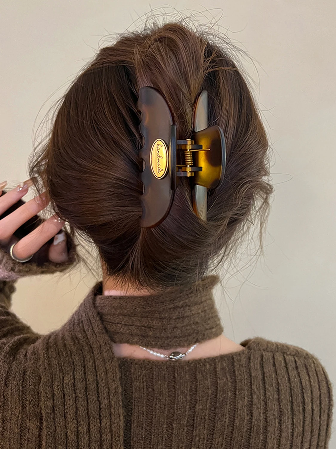1pc Elegant Temperament Tortoiseshell Color Golden Label Letter Hair Claw, Women's High-End Temperament Hairstyle Shark Clip