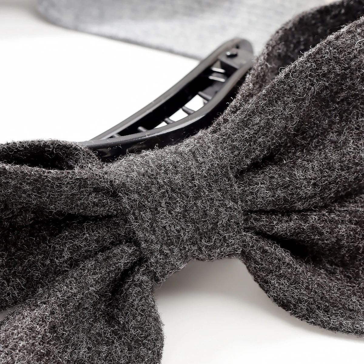 1pc Autumn and Winter Simple Woolen Knit Dovetail Bow Streamer Hair Claw Clip Hair Ornament is suitable for women to wear