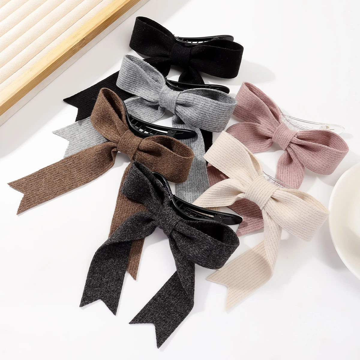 1pc Autumn and Winter Simple Woolen Knit Dovetail Bow Streamer Hair Claw Clip Hair Ornament is suitable for women to wear