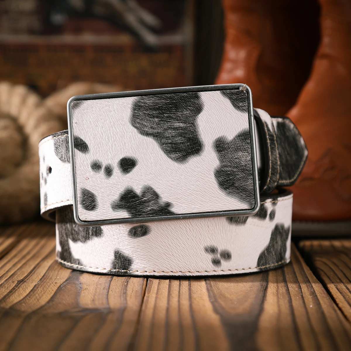 A Casual and Retro Belt, a Waist Accessory for Western-Style Clothing, Metal Buckle, PU Belt, Suitable for Both Men and Women