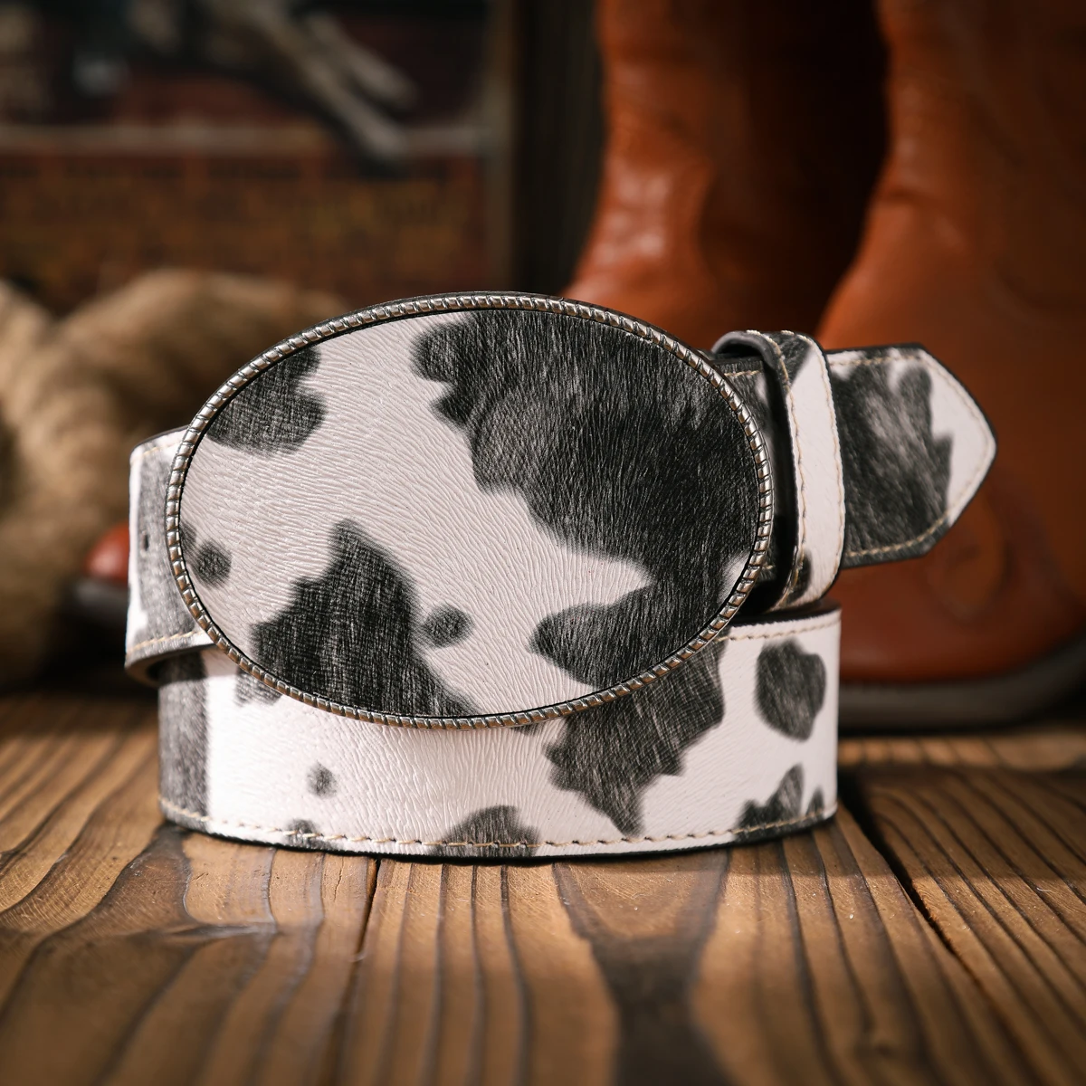 A Casual and Retro Belt, a Waist Accessory for Western-Style Clothing, Metal Buckle, PU Belt, Suitable for Both Men and Women