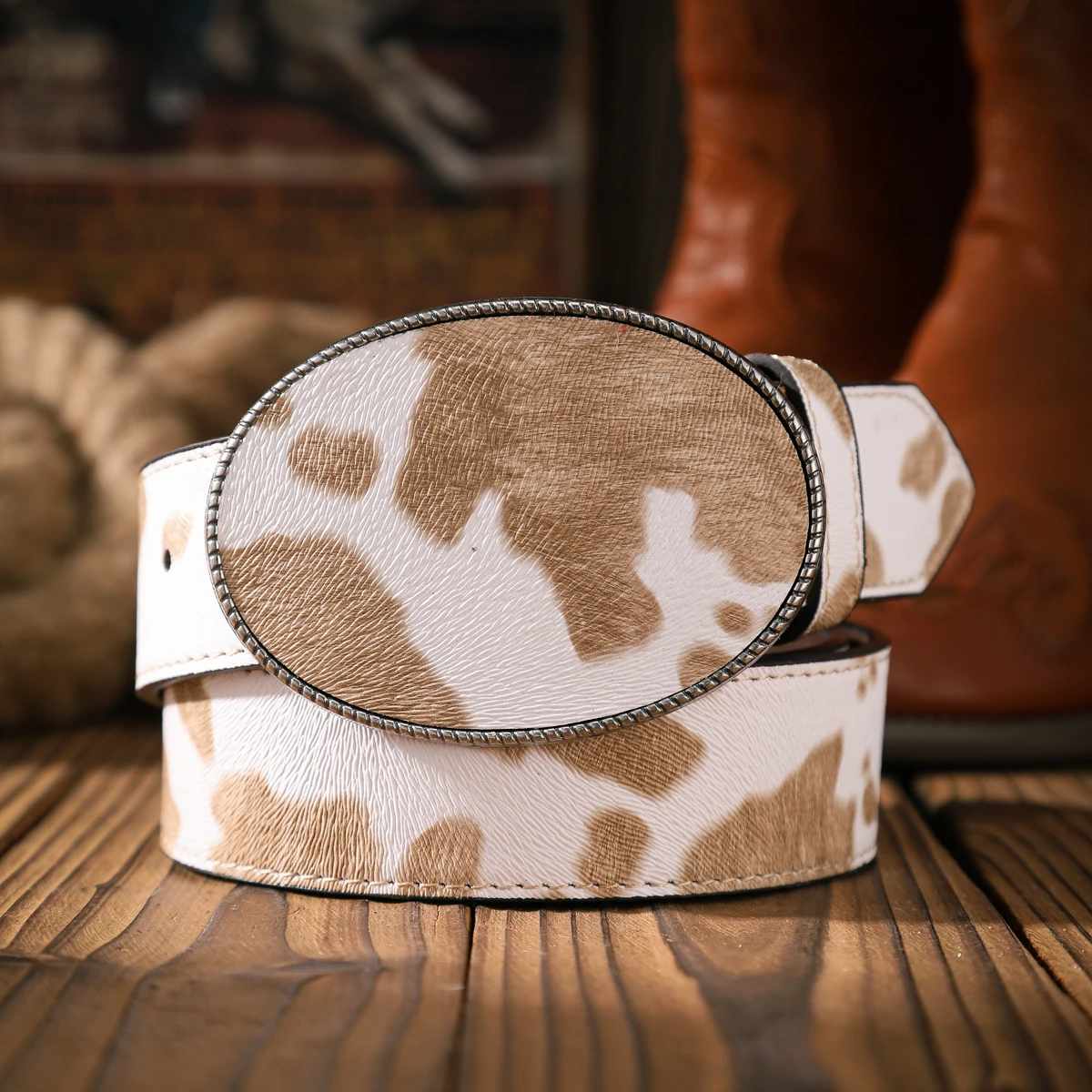 A Casual and Retro Belt, a Waist Accessory for Western-Style Clothing, Metal Buckle, PU Belt, Suitable for Both Men and Women
