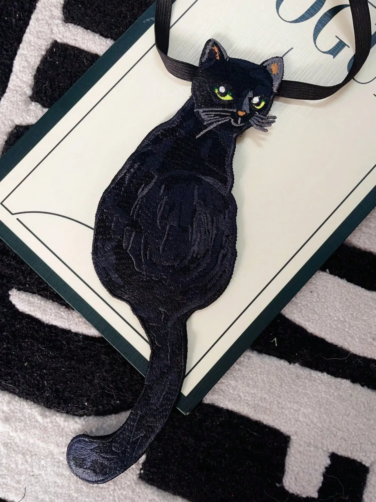 An Original Niche Design Cat-Themed Bohemian French Retro Style Tie, Suitable for Spring, Summer, Autumn, and Winter, with a Unique No-Knot Design, Perfect for Pairing with Shirts and Is Ideal for Parties and Festivals
