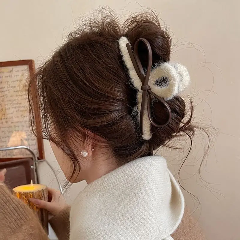 1pc Warm Winter Knit Leather Bow Hair Clipper for Women - New Style, High-Quality Shark Clip Hair Accessories
