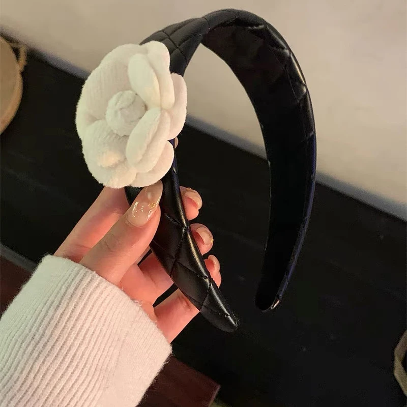2026 Elegant Camellia Diamond Grid Leather Wide Edge Headband Fashionable Dressing Accessories Vintage Pressed Hair Headpiece