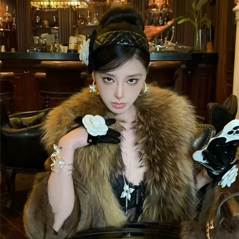 2026 Elegant Camellia Diamond Grid Leather Wide Edge Headband Fashionable Dressing Accessories Vintage Pressed Hair Headpiece