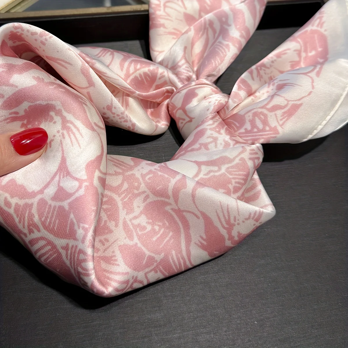 Elegant 27.56inch Floral Print 70cm Square Beach Satin Scarf Casual Elegant Thin Breathable Neck Women Head Wrap Hair Scarves