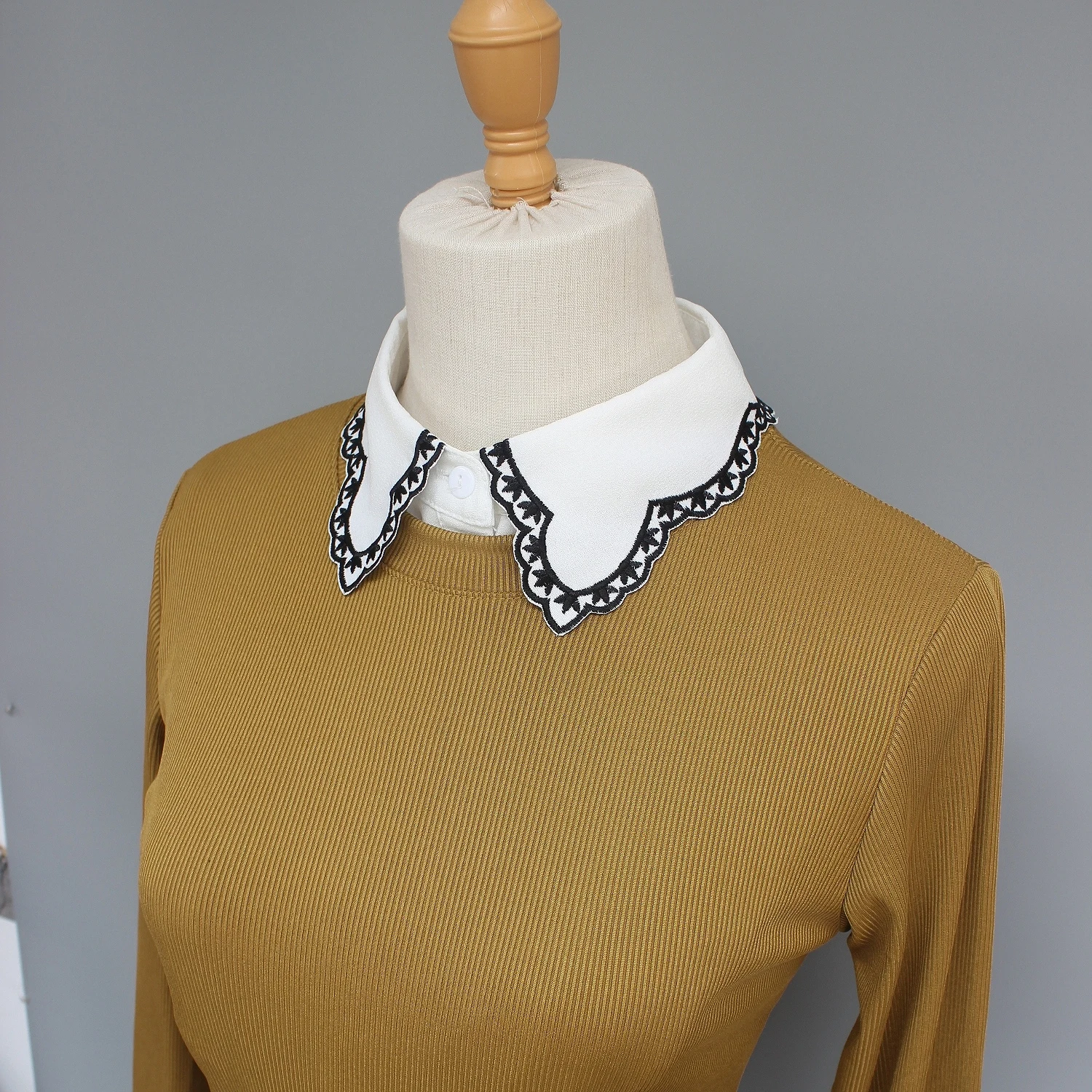 1 Piece of Decorative Fake Collar for Women, Versatile Fake Collar, Exquisite Shirt Fake Collar, Base Layer with Embroidery, Sui