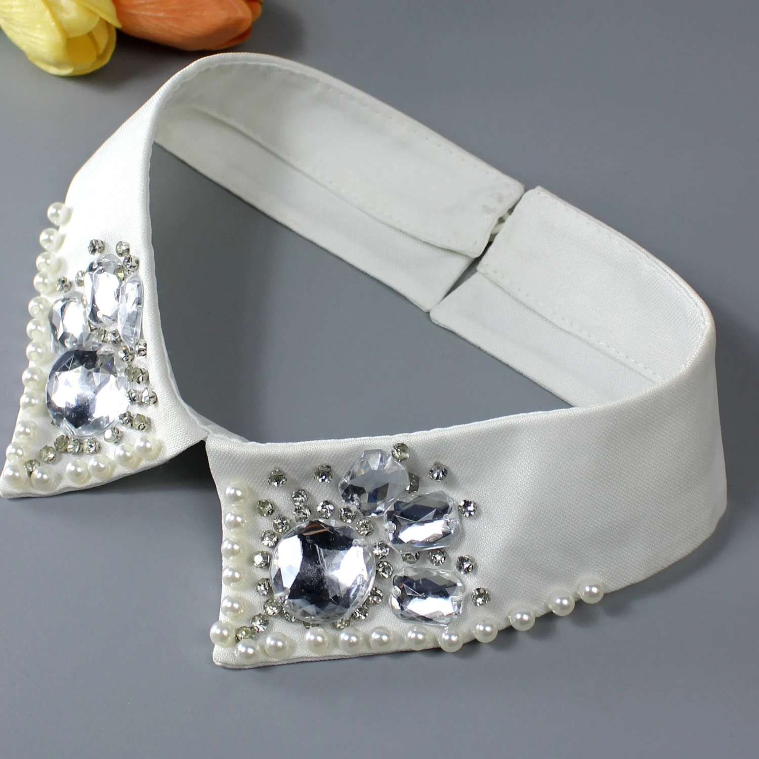 1 Piece of Luxurious Rhinestone Fake Collar, Featuring Shiny Diamonds and Hand-Sewn Craftsmanship. Designed with Sunflower and C