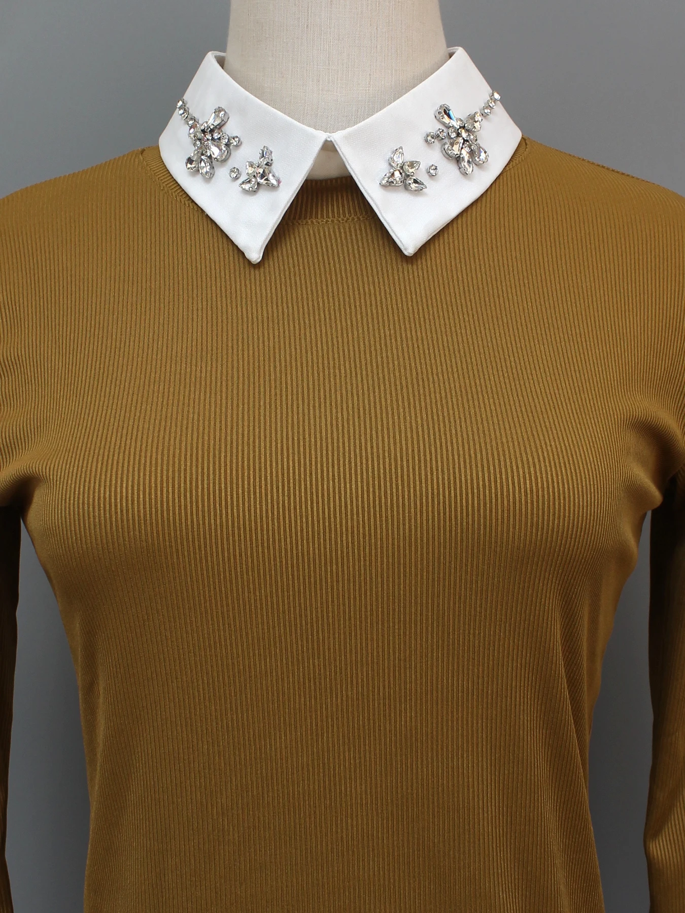 1 Piece of Luxurious Rhinestone Fake Collar, Featuring Shiny Diamonds and Hand-Sewn Craftsmanship. Designed with Sunflower and C