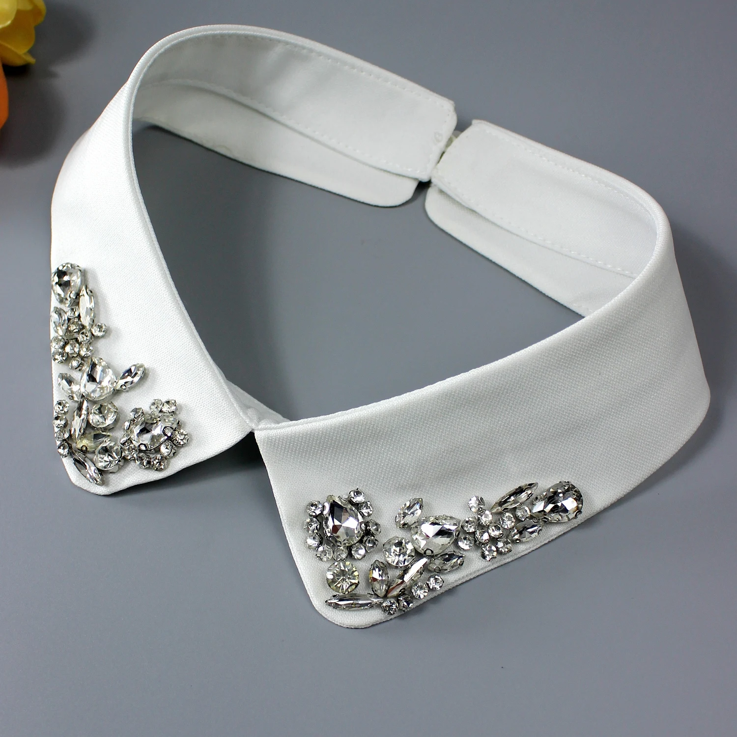 1 Piece of Luxurious Rhinestone Fake Collar, Featuring Shiny Diamonds and Hand-Sewn Craftsmanship. Designed with Sunflower and C