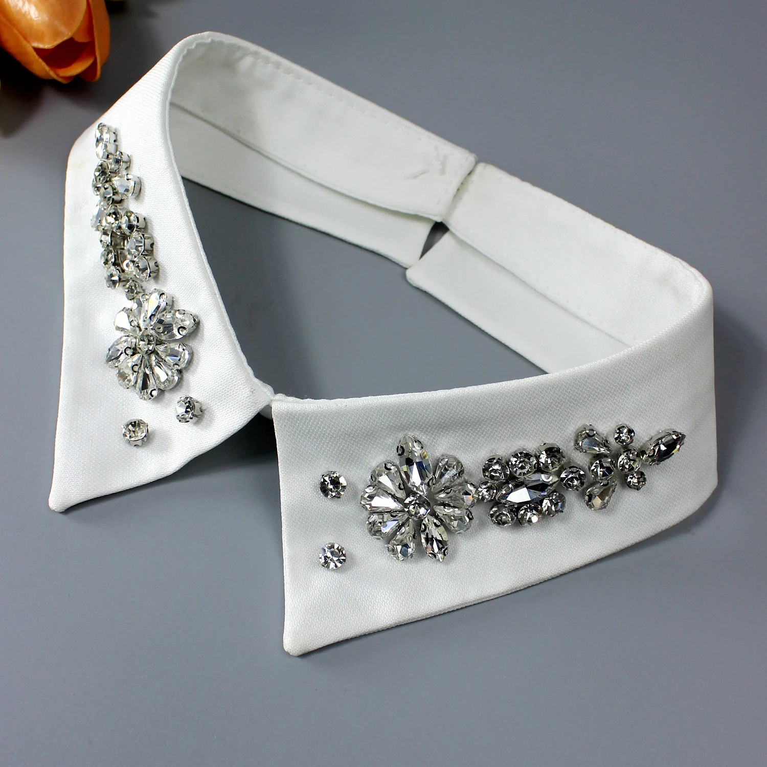 1 Piece of Luxurious Rhinestone Fake Collar, Featuring Shiny Diamonds and Hand-Sewn Craftsmanship. Designed with Sunflower and C