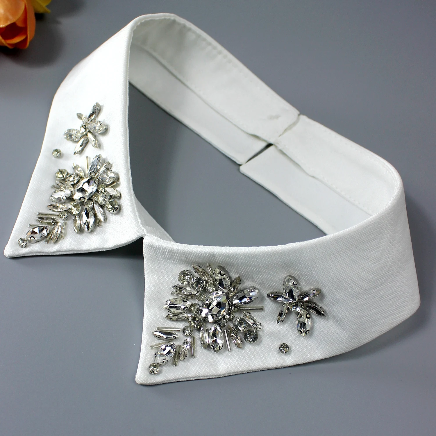 1 Piece of Luxurious Rhinestone Fake Collar, Featuring Shiny Diamonds and Hand-Sewn Craftsmanship. Designed with Sunflower and C