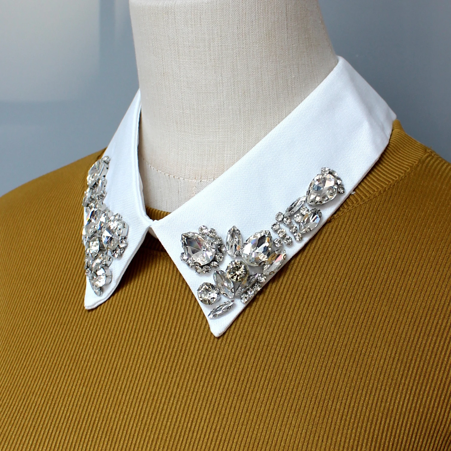 1 Piece of Luxurious Rhinestone Fake Collar, Featuring Shiny Diamonds and Hand-Sewn Craftsmanship. Designed with Sunflower and C