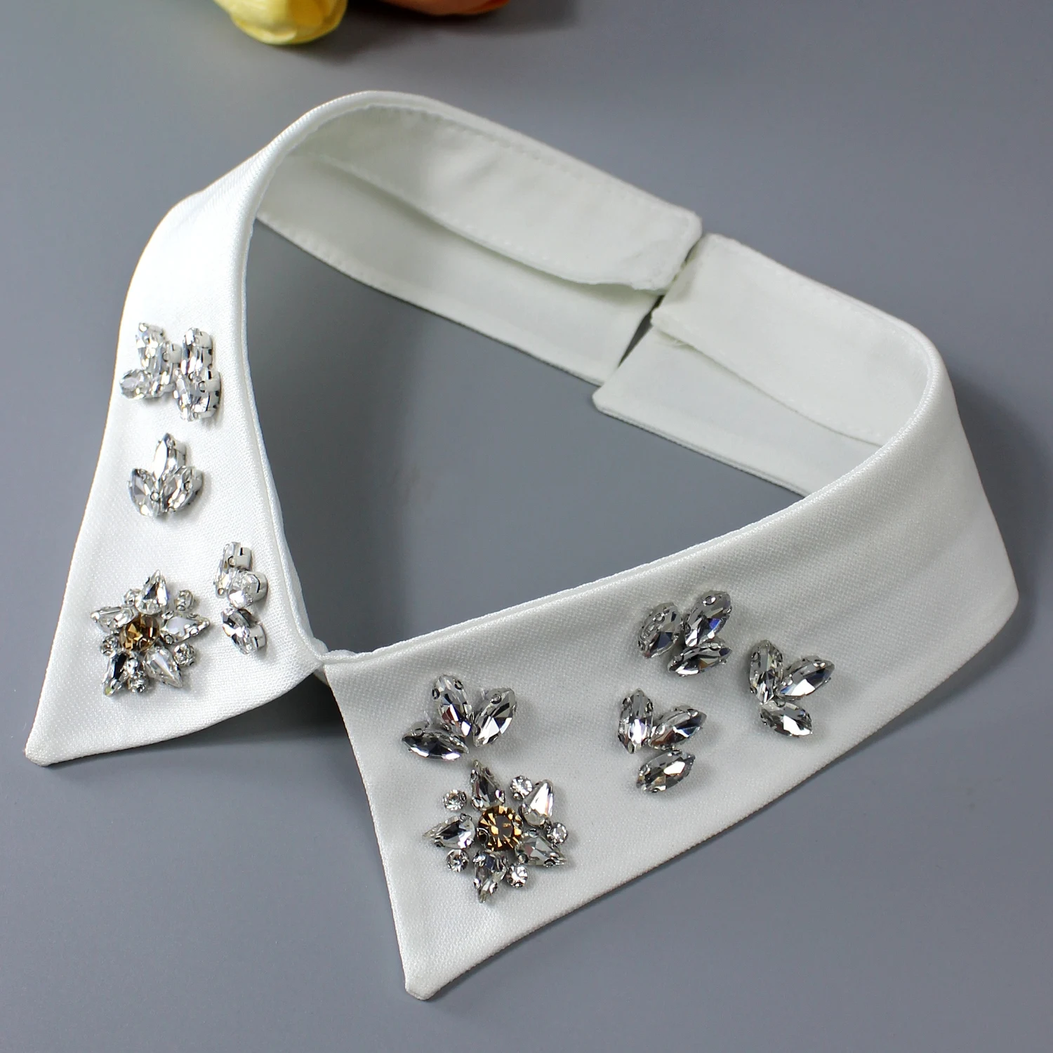 1 Piece of Luxurious Rhinestone Fake Collar, Featuring Shiny Diamonds and Hand-Sewn Craftsmanship. Designed with Sunflower and C