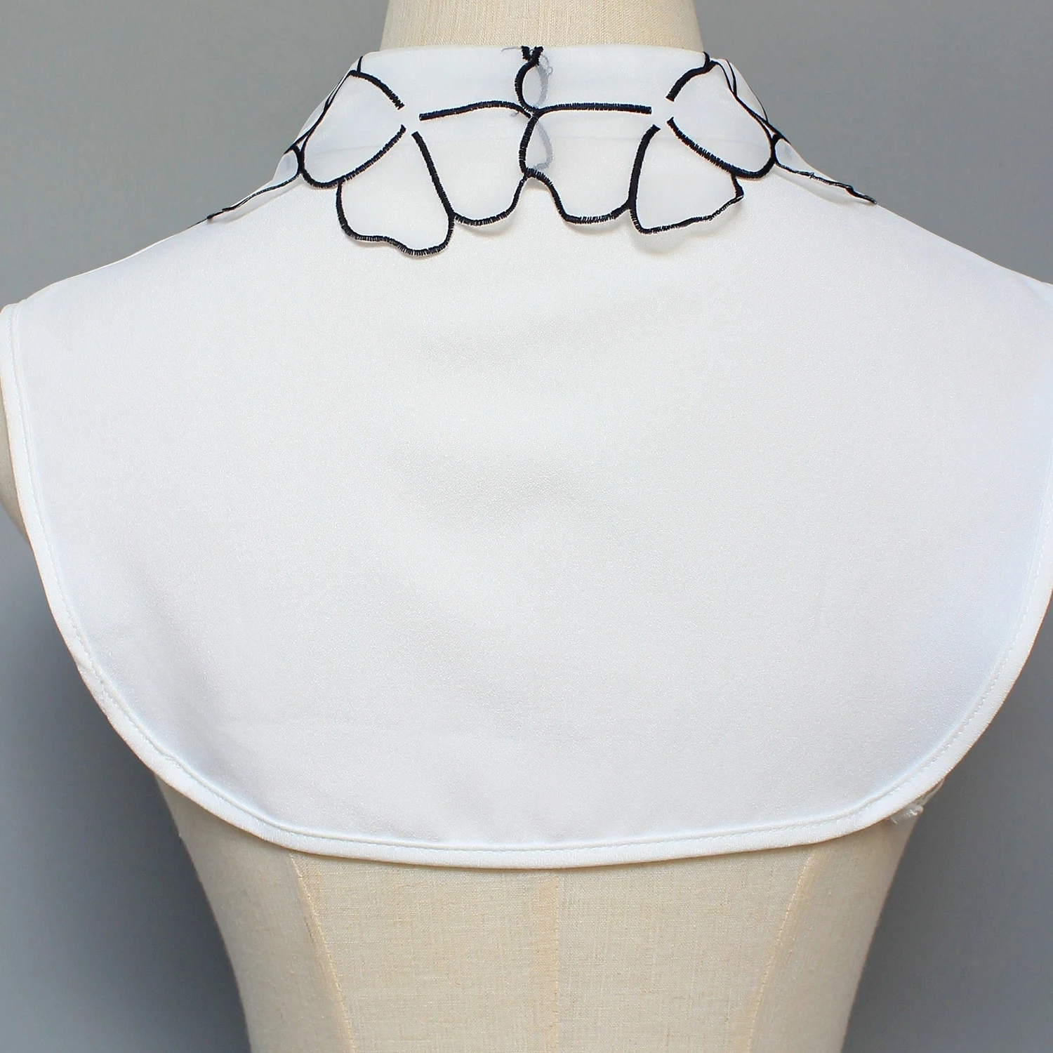 1 Piece of Abstract Embroidered Flower Fake Collar, an Embroidered Collar with an Elegant and Charming Style for Ladies, Eye-Cat