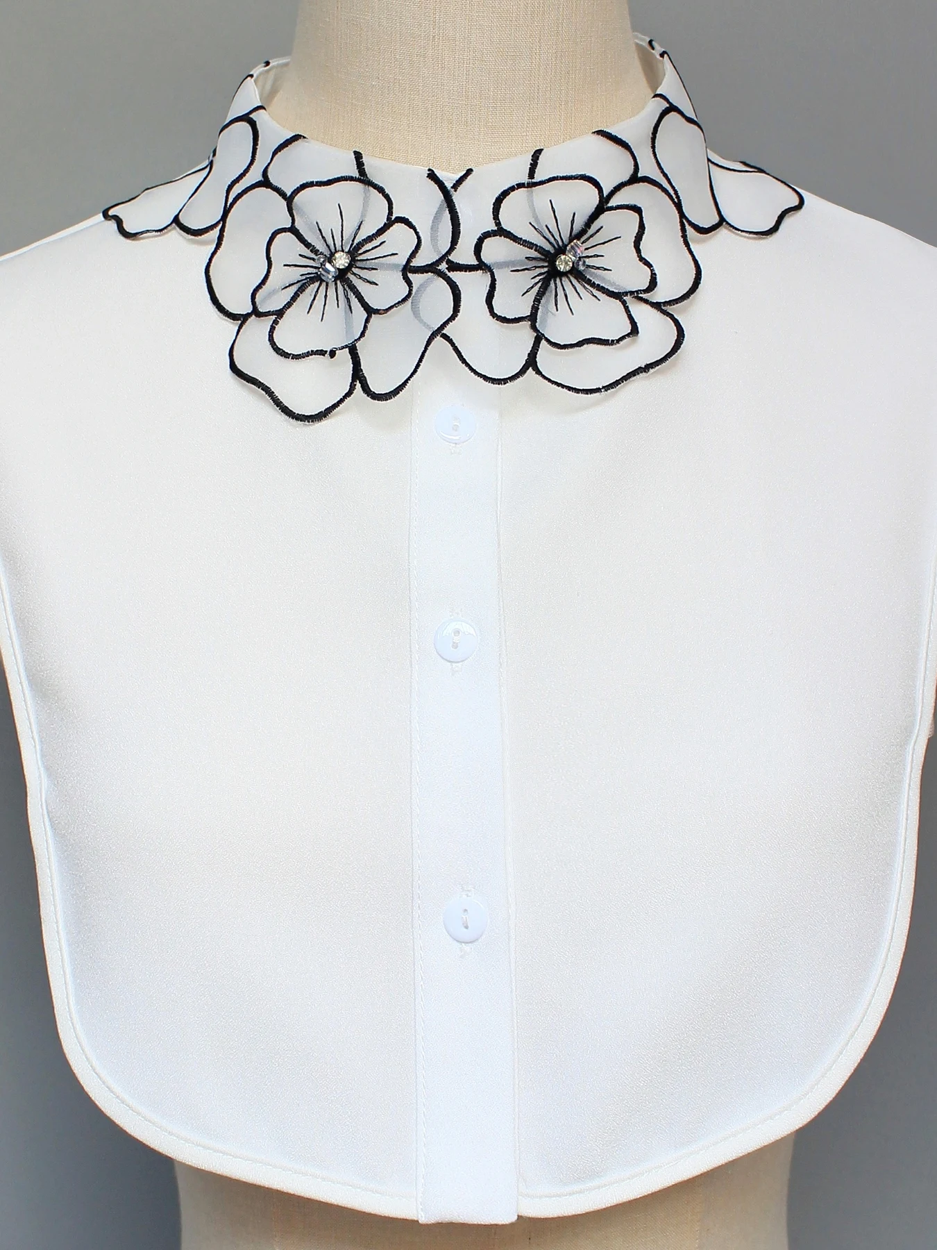 1 Piece of Abstract Embroidered Flower Fake Collar, an Embroidered Collar with an Elegant and Charming Style for Ladies, Eye-Cat