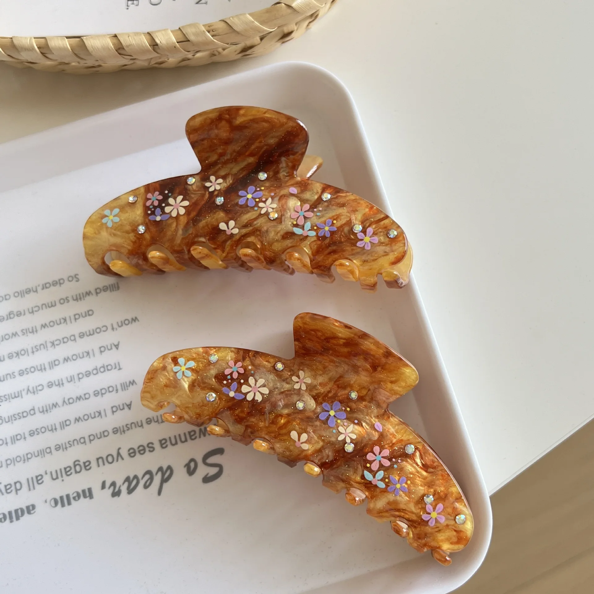 1PC retro high-end niche design gilded amber small floral hair shark clip, light luxury temperament ins large bun hair claw