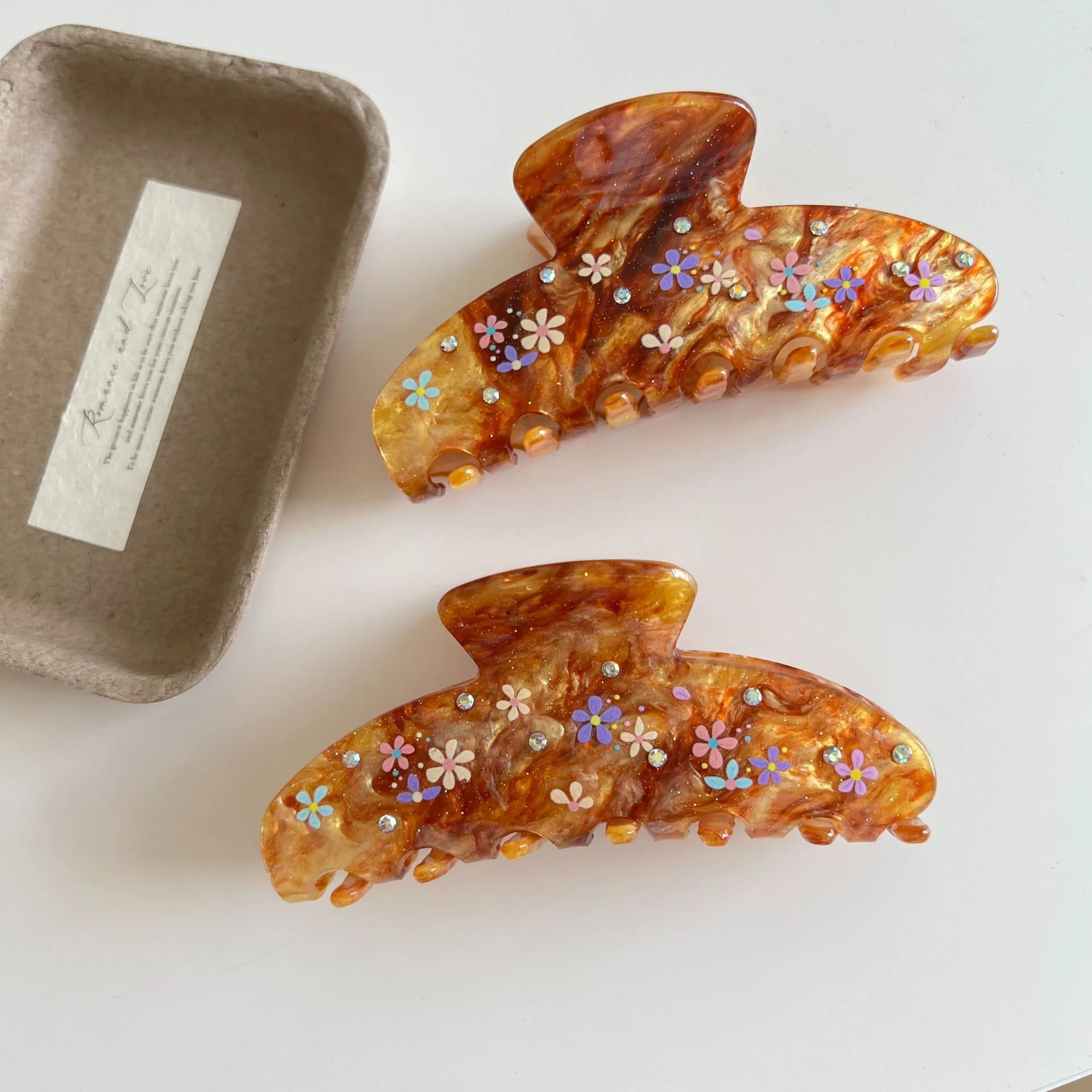 1PC retro high-end niche design gilded amber small floral hair shark clip, light luxury temperament ins large bun hair claw