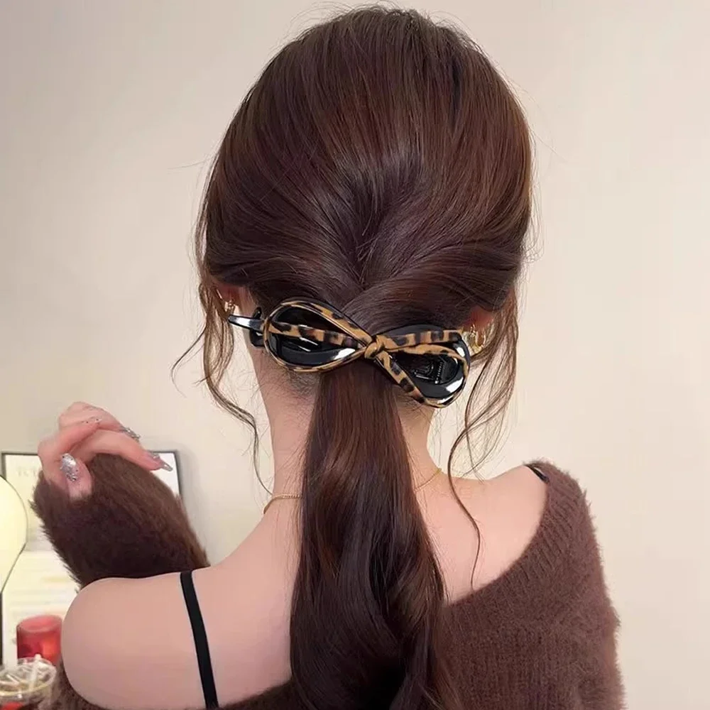 Elegant Hollow Acrylic Hair Clips Leopards Print Leather Bow Duckbill Clip Women Girls Non-Slip Twist Barrettes For Bun Ponytail